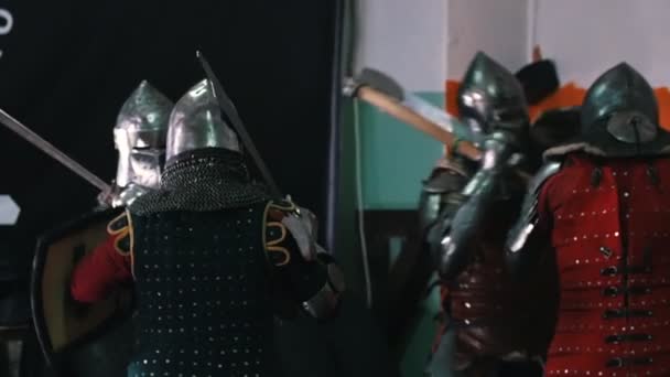 Trening rycerski - czterech rycerzy odbywających walkę treningową w pomieszczeniach — Wideo stockowe