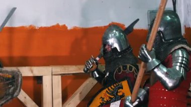 Şövalyeler, dört şövalye içeride agresif bir antrenman yapıyor.