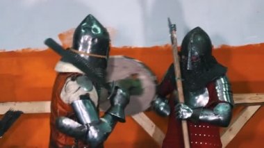 Şövalyeler antrenman yapıyor. İki şövalye agresif bir antrenman yapıyor.