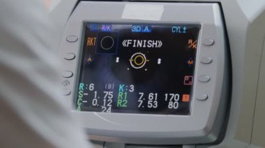 Ftalmoloji tedavisi - özel bir optometri ekipmanı - görsel keskinlik analizi sonucu bandı