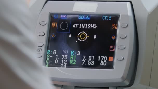 Tratamento oftalmológico - equipamento especial de optometria - fita de recepção com resultado da análise da acuidade visual — Vídeo de Stock
