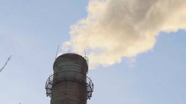 Endüstriyel pipodan duman çıkıyor - atmosfer kirliliği