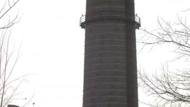 Endüstriyel kavram - büyük bir üretim borusundan çıkan duman - atmosferik kirlilik