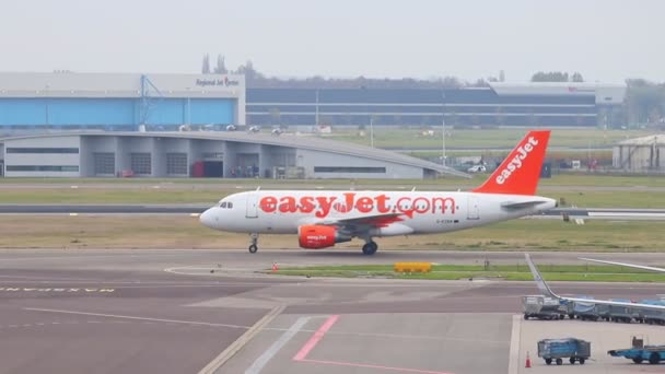 23-11-2019 NETHERLANDS, AMSTERDAM: - Airplane of easyJets on the runway — ストック動画