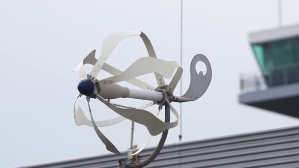 En stor vit propeller snurrar på vinden — Stockvideo