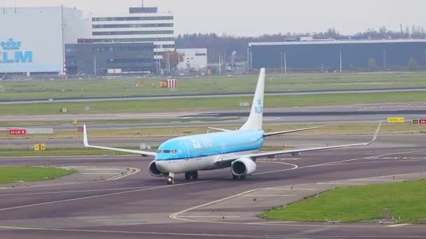 23-11-2019 NETHERLANDS, AMSTERDAM: - Airplane of KLM on the runway — ストック動画