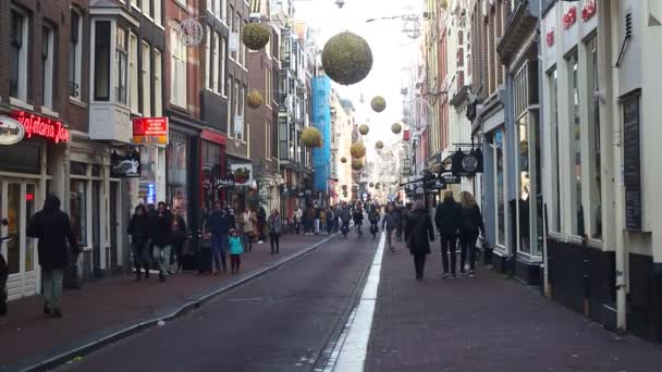 23-11-2019 Nederländerna, Amsterdam: upptagna människor går på gatan — Stockvideo