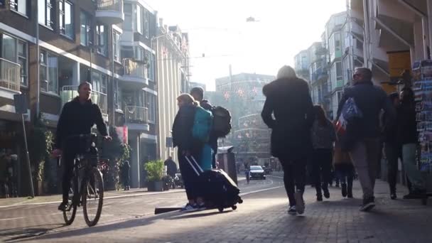 23-11-2019 Hollanda, Amsterdam: Amsterdam sokaklarından birinde meşgul insanlar yürüyor — Stok video