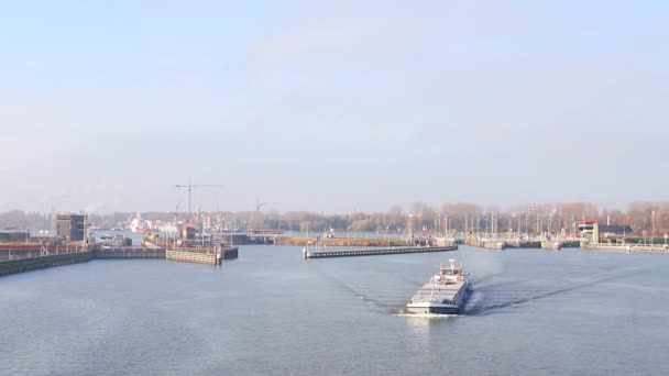 23-11-2019 NETHERLANDS, AMSTERDAM: a transportation barge boats sailing in the port — ストック動画