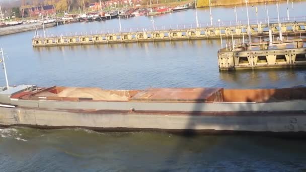 23-11-2019 PAÍSES BAJOS, AMSTERDAM: una barcaza de transporte que navega lejos del puerto — Vídeos de Stock