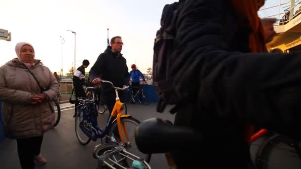 23-11-2019 PAYS-BAS, AMSTERDAM : personnes à vélo qui descendent du pont sur le bateau — Video