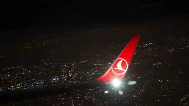 25-11-2019 НИДЕРЛАНДЫ, Амстердам: вид из окна самолета на ночь Амстердам — стоковое видео