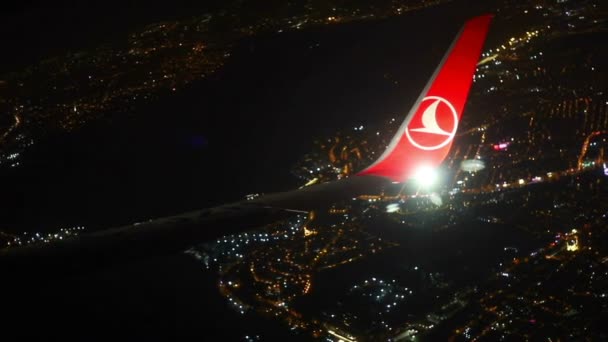 25-11-2019 PAÍSES BAJOS, AMSTERDAM: una vista desde la ventana del avión a la ciudad nocturna — Vídeos de Stock