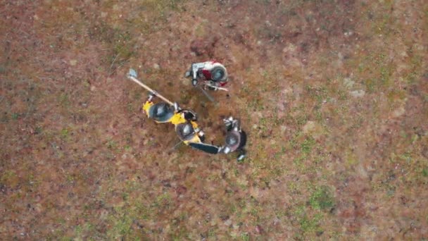 Cuatro hombres caballeros teniendo una pelea de entrenamiento en el campo — Vídeo de stock