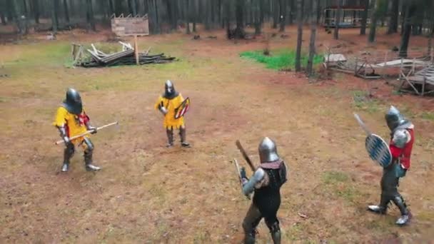 Quatro cavaleiros lutando no campo na floresta usando espadas — Vídeo de Stock