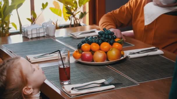 Otel restoranında oturan bir aile. Garson aileye kahve getiriyor. — Stok video