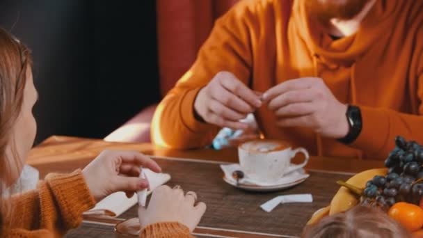 Married man and woman pours the sugar in the cups of coffee — ストック動画