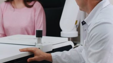 oftalmoloji tedavisi - genç gülümseyen kadın doktorla görsel keskinlik sorunları hakkında konuşuyor