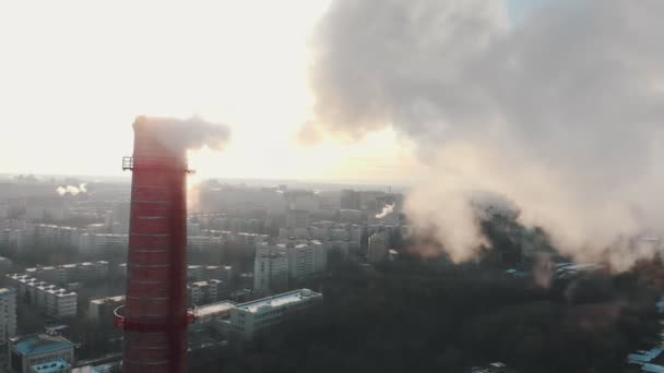 Concetto industriale - fumo che esce da una pipa - inquinamento atmosferico della città — Video Stock