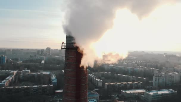 Промышленная концепция - дым, исходящий из труб производства - загрязнение атмосферы воздуха в городе — стоковое видео