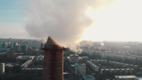 Průmyslový koncept - kouř vycházející z výrobní trubky - znečištění ovzduší ve velkoměstě — Stock video
