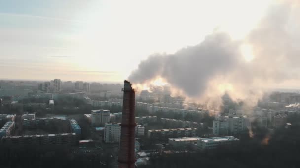 Luchtverontreiniging probleem - een rook uit de industriële pijp vervuilt de lucht in de stad — Stockvideo