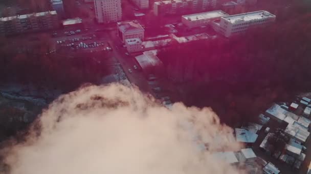 Luchtvervuiling - een rook uit de industriële pijp van de fabriek vervuilt de lucht in de stad — Stockvideo