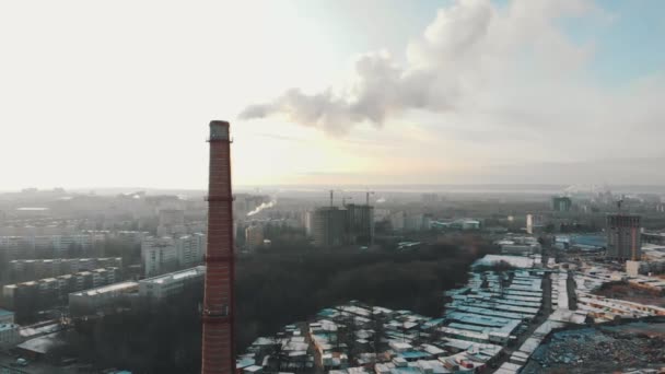 Luchtverontreiniging probleem - een rook uit de pijp van de industriële installatie vervuilt de lucht in de grote stad — Stockvideo