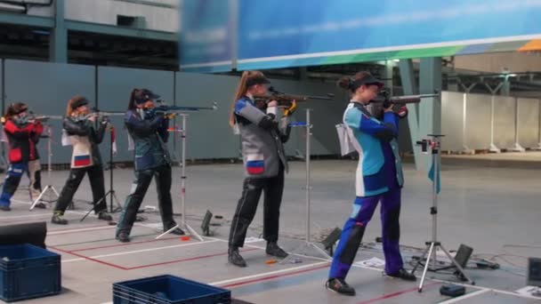 6-12-2019 RUSIA, KAZAN: BULLET SHOOTING. chicas están de pie y preparándose para disparar — Vídeos de Stock