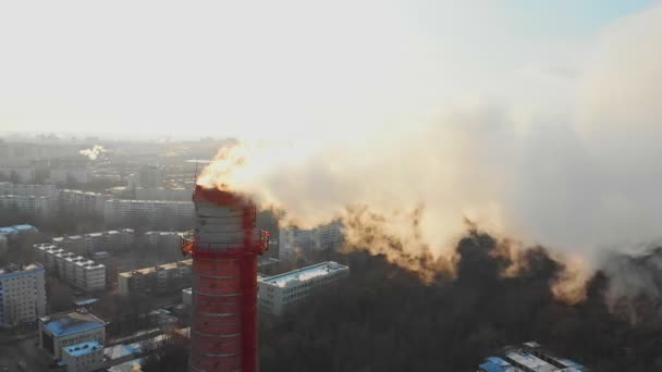 Problém znečištění ovzduší ve městě - kouř z průmyslové trubky znečišťuje ovzduší ve městě - denní světlo — Stock video