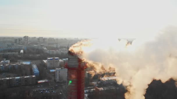 Το πρόβλημα της ατμοσφαιρικής ρύπανσης στην πόλη - ένας καπνός από βιομηχανική πίπα μολύνει τον αέρα στην πόλη — Αρχείο Βίντεο