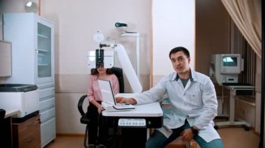 Kabinedeki oftalmoloji tedavisi - genç kadın içeride görme keskinliğini kontrol ediyor