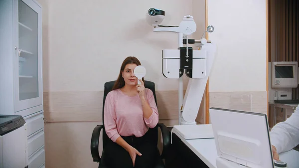 Oftalmologisk behandling - ung kvinna kontrollerar sin syn — Stockfoto