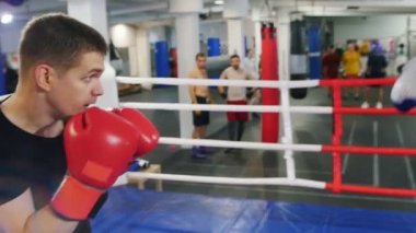 İçeride boks yapmak - kavga eden iki adam - darbeden kaçıyor.