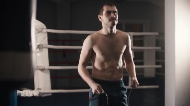 Box trénink - muž stojící na ringu a zahřívající se - skákání — Stock video