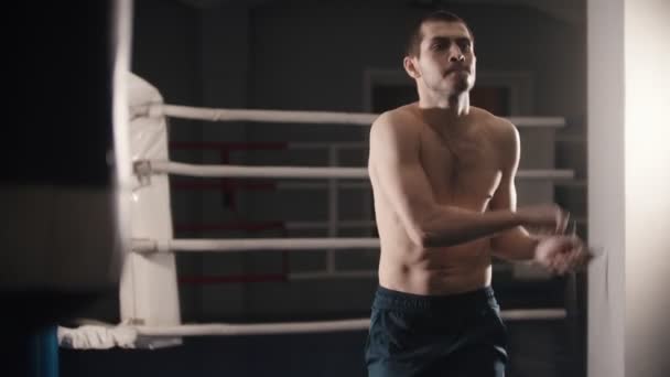 Box training - een man die op de ring staat en opwarmt - springen over het springtouw — Stockvideo