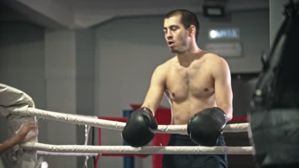Box trénink - unavený muž vypláchne ústa a plivne do odpadkového koše — Stock video