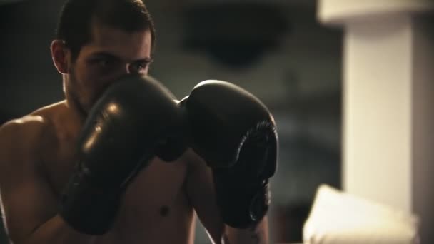 Box training - een zweterige man training - schaduwvechten op de ring — Stockvideo