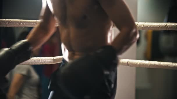 Boxtraining - ein müder, verschwitzter Mann mit Zahnschutz sitzt in der Ecke des Rings auf dem Stuhl — Stockvideo