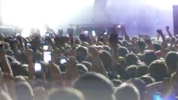 Люди на концерті в клубі - група, що виступає на сцені — стокове відео