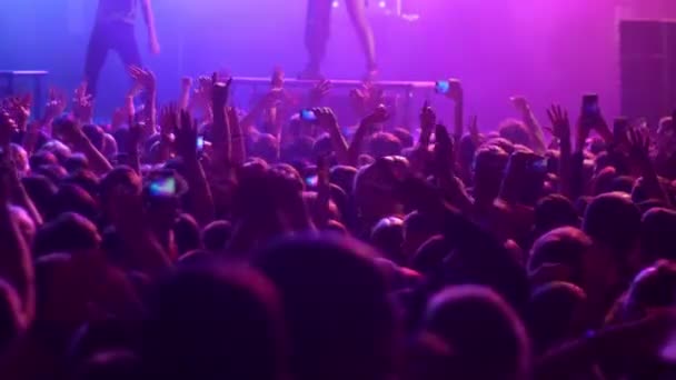 Gente grabando el concierto en sus teléfonos en el club — Vídeo de stock
