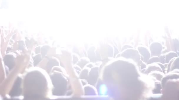 Gente enérgica bailando con las manos en alto en el concierto punk - algunas personas filmando la actuación en los teléfonos — Vídeo de stock