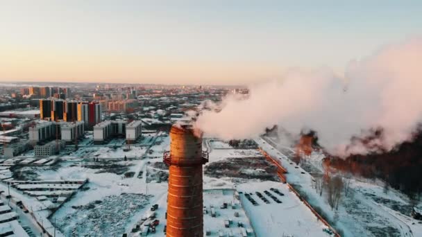 Industriethema - tiefer Rauch, der aus einem Fertigungsrohr austritt — Stockvideo