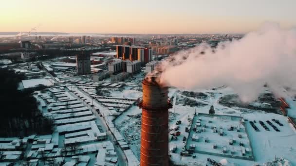 Zagadnienie - dym wydobywający się z rury produkcyjnej - zanieczyszczenie powietrza — Wideo stockowe