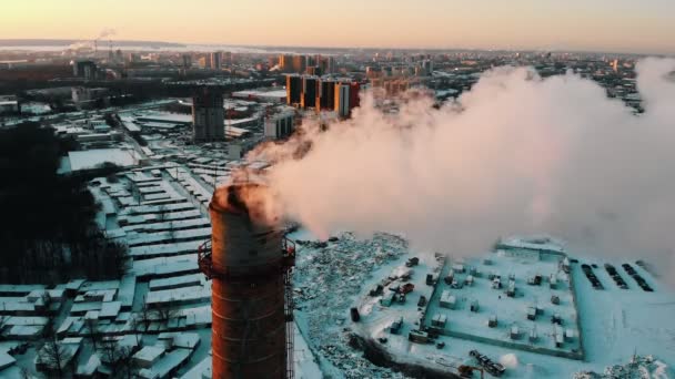 Industrial - fumaça profunda que sai de um tubo de fabricação — Vídeo de Stock
