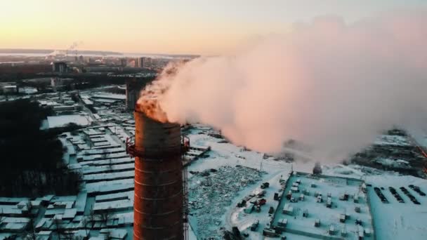 Umweltverschmutzung - ein großes Industrierohr verschmutzt die Luft in der Stadt - Tageslicht — Stockvideo