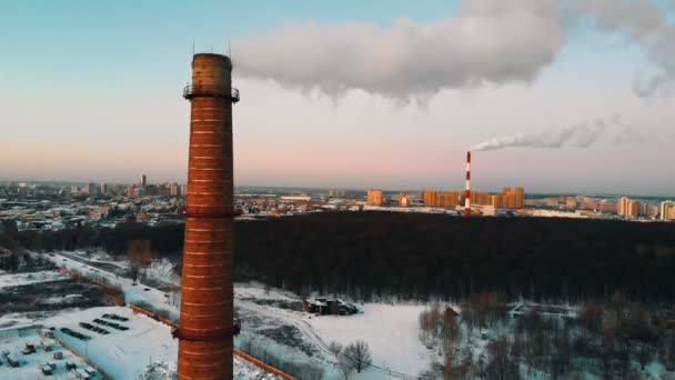 Contaminación - una tubería industrial grande contamina el aire - luz del día — Vídeos de Stock