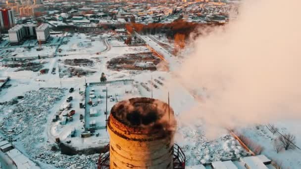 Проблема загрязнения окружающей среды - дым, исходящий из труб промышленного производства — стоковое видео