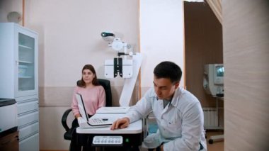 Göz doktoru. Göz kliniğindeki çocuk doktorunu ziyaret eden genç bir kadın. Doktor genç bir kadınla konuşuyor.