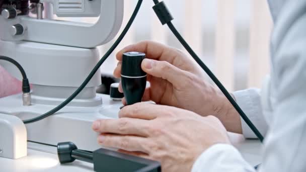 Oftalmolog - lékař ovládá zařízení pomocí páky — Stock video